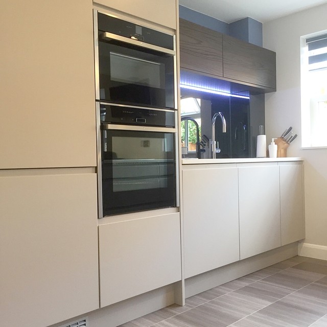 Handleless Matt Cashmere kitchen with dark walnut features