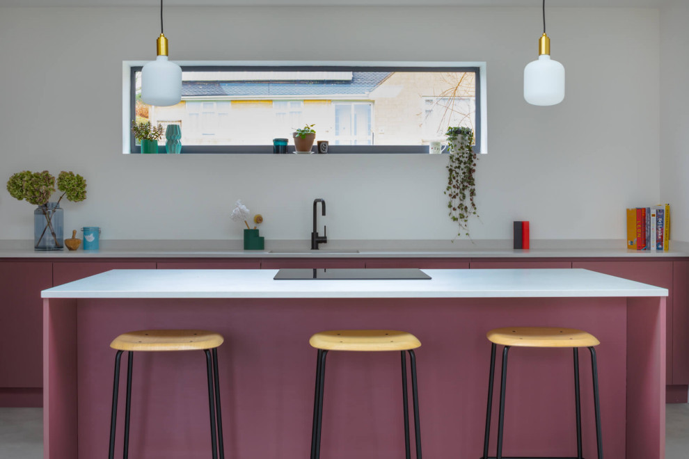 Стильный дизайн: угловая кухня среднего размера в современном стиле с обеденным столом, накладной мойкой, плоскими фасадами, фиолетовыми фасадами, столешницей из кварцита, белым фартуком, бетонным полом, островом, серым полом и белой столешницей - последний тренд