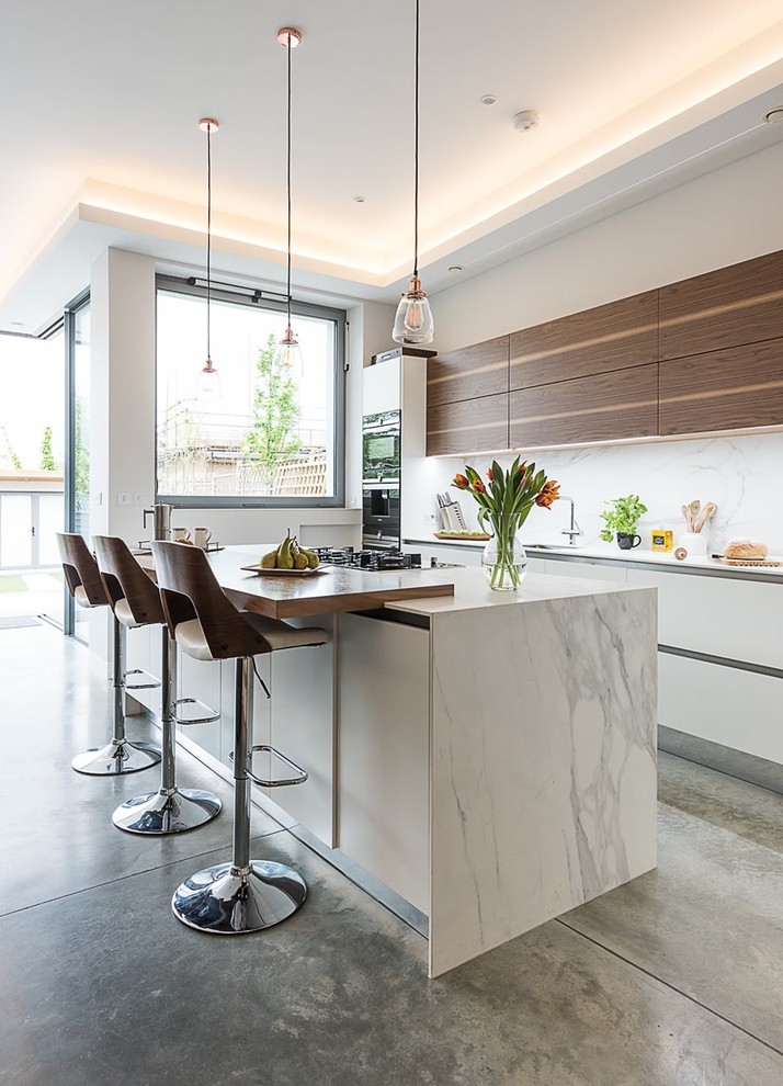 Handles kitchen in white matt finish with walnut veneer bookmatch wall
