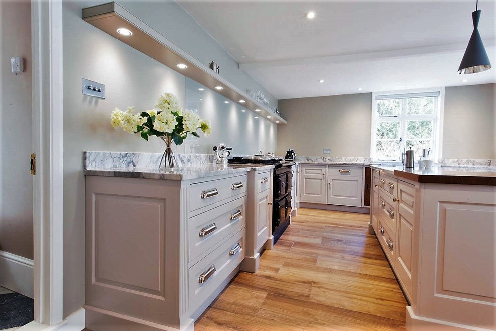 Foto di una grande cucina abitabile tradizionale con lavello stile country, top in granito e pavimento in legno massello medio