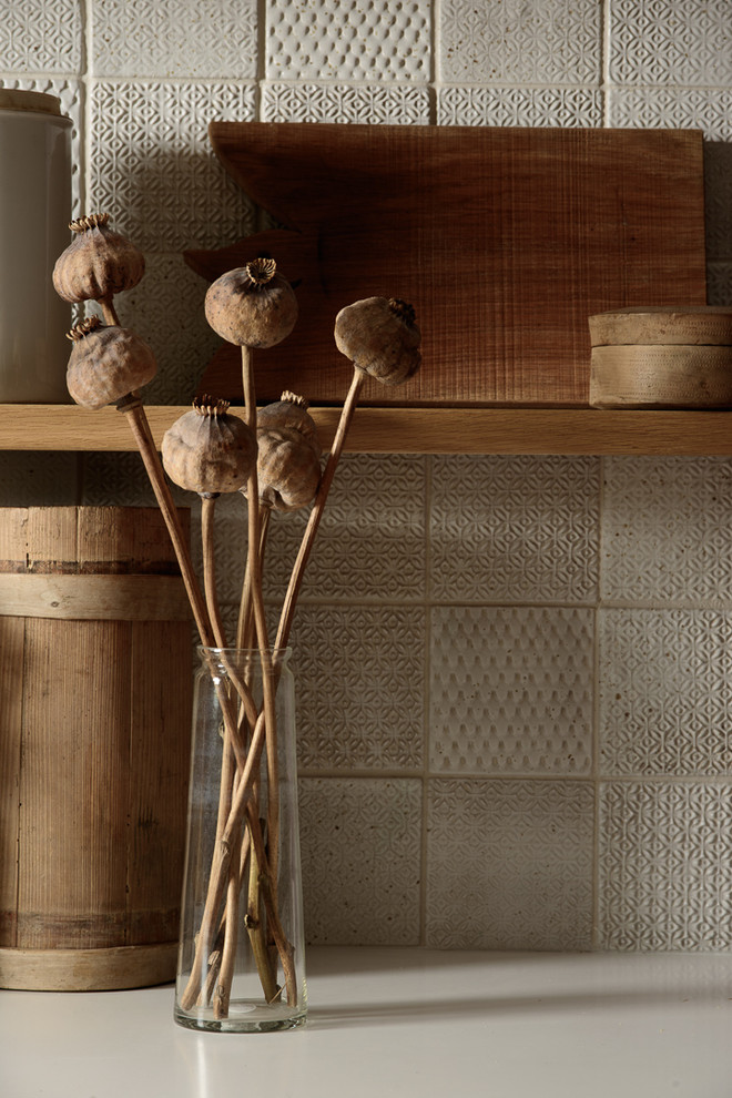 Imagen de cocina bohemia pequeña con encimera de madera, salpicadero blanco y salpicadero de azulejos de cerámica