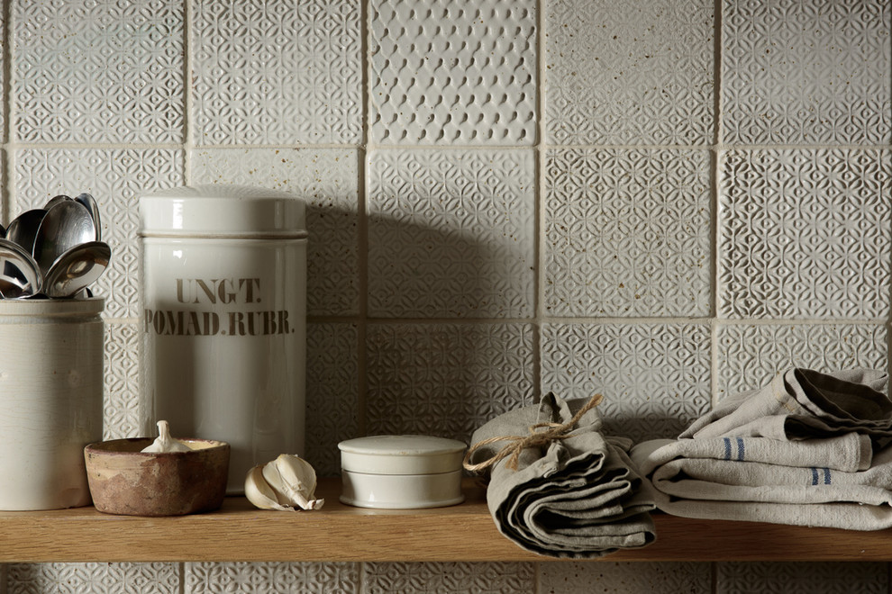 Modelo de cocina romántica pequeña con encimera de madera, salpicadero blanco y salpicadero de azulejos de cerámica