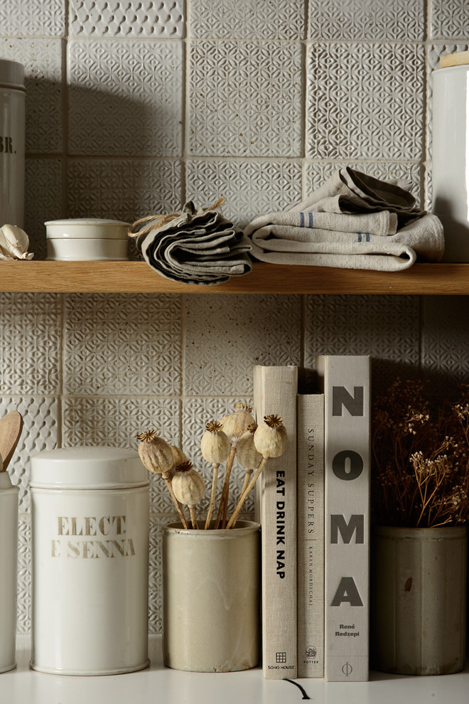 Kleine Shabby-Chic Küche mit Arbeitsplatte aus Holz, Küchenrückwand in Weiß und Rückwand aus Keramikfliesen in Sonstige