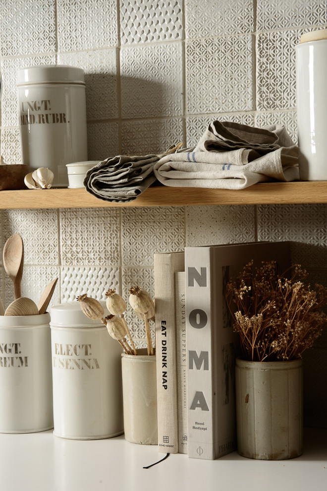Diseño de cocina escandinava pequeña con encimera de madera, salpicadero blanco y salpicadero de azulejos de cerámica