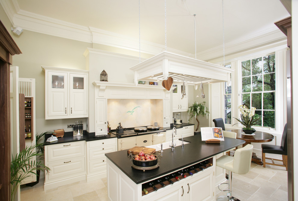 This is an example of a classic kitchen in Edinburgh.