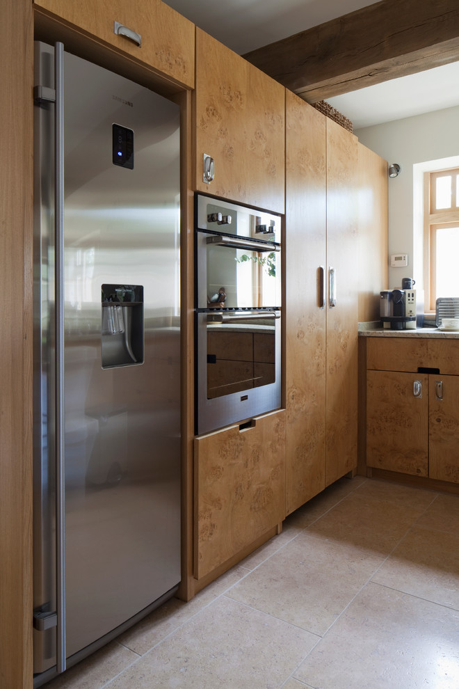 Offene Rustikale Küche in L-Form mit Küchengeräten aus Edelstahl, Kalkstein und Kücheninsel in Sussex