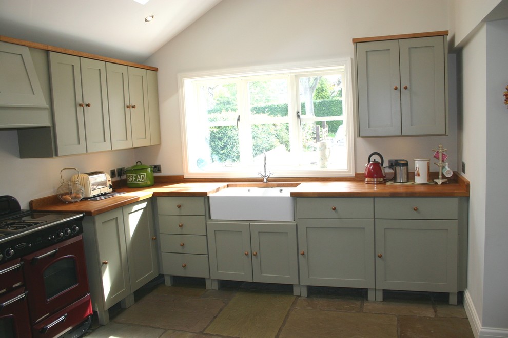 Foto på ett mellanstort lantligt kök, med en dubbel diskho, skåp i shakerstil, gröna skåp, träbänkskiva och färgglada vitvaror