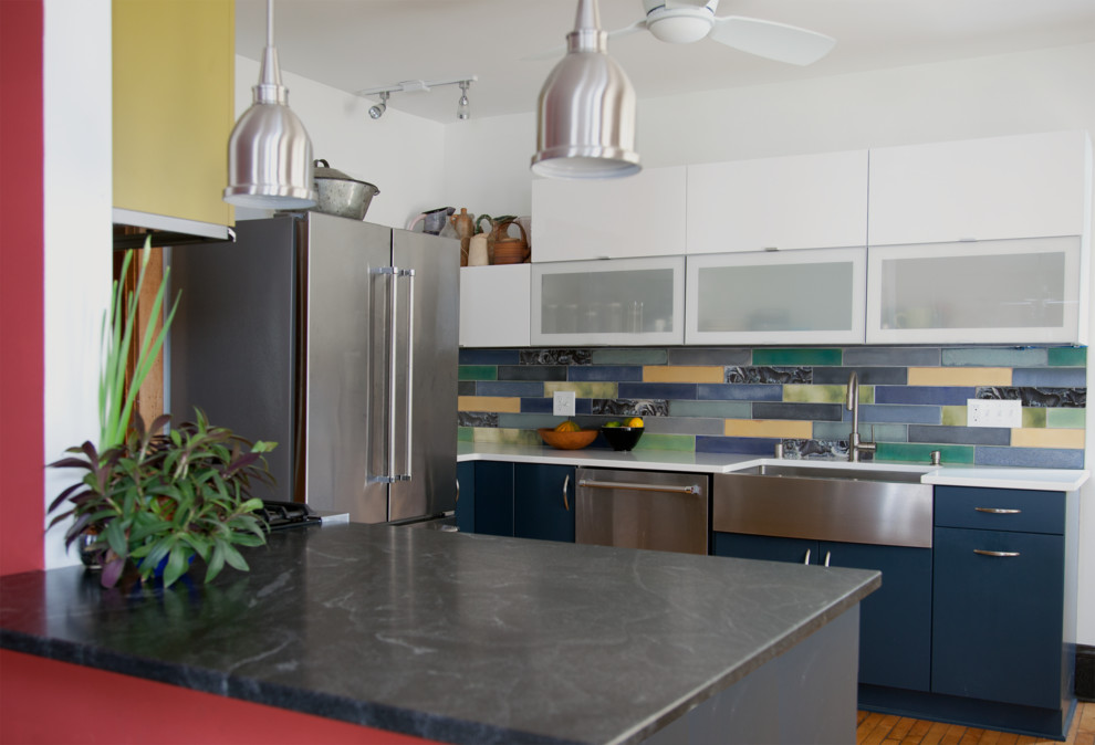 Foto på ett litet funkis kök, med en rustik diskho, släta luckor, blå skåp, bänkskiva i kvarts, flerfärgad stänkskydd, stänkskydd i keramik, rostfria vitvaror och ljust trägolv