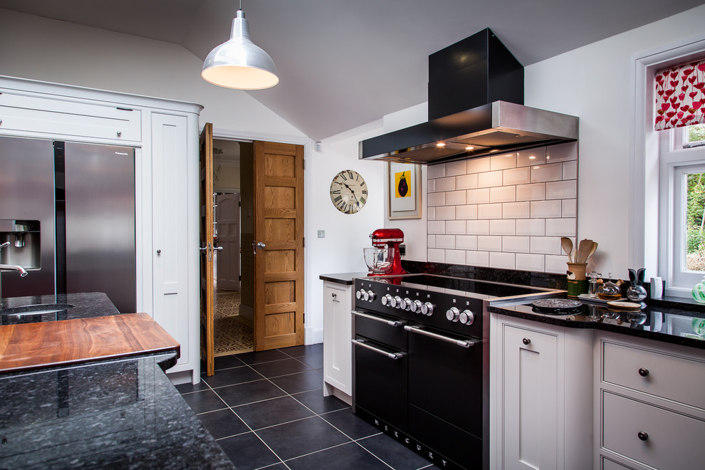 Exempel på ett stort lantligt kök med öppen planlösning, med en undermonterad diskho, skåp i shakerstil, granitbänkskiva, stänkskydd i keramik, rostfria vitvaror, klinkergolv i keramik, en köksö och vita skåp