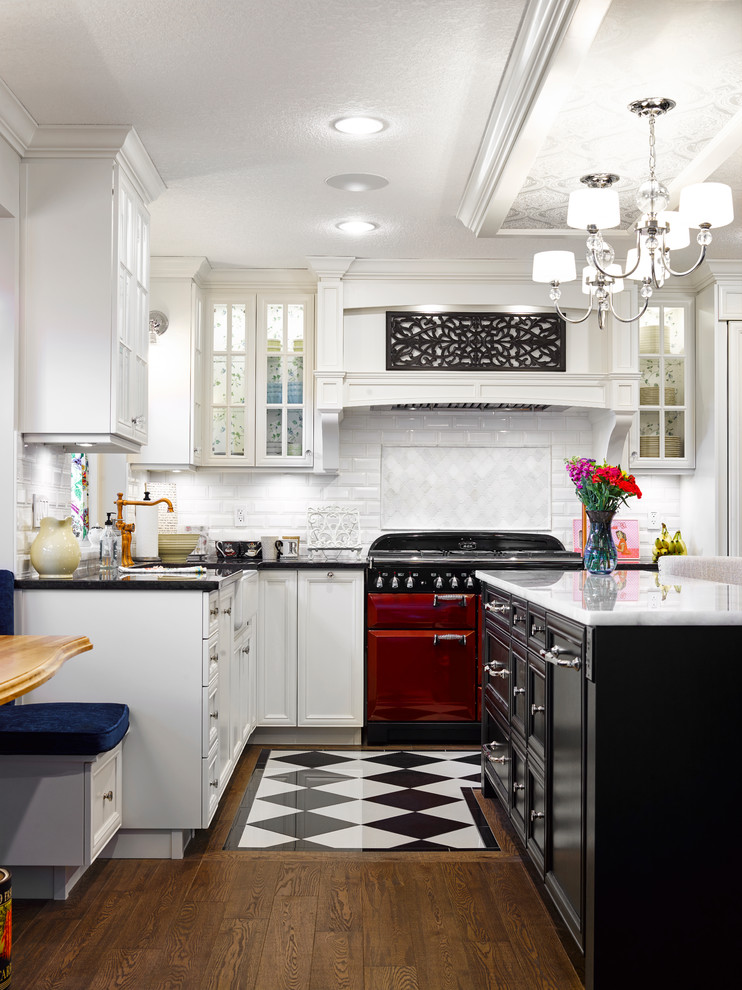 Immagine di una cucina eclettica di medie dimensioni con lavello stile country, ante in stile shaker, ante bianche, paraspruzzi bianco e elettrodomestici colorati