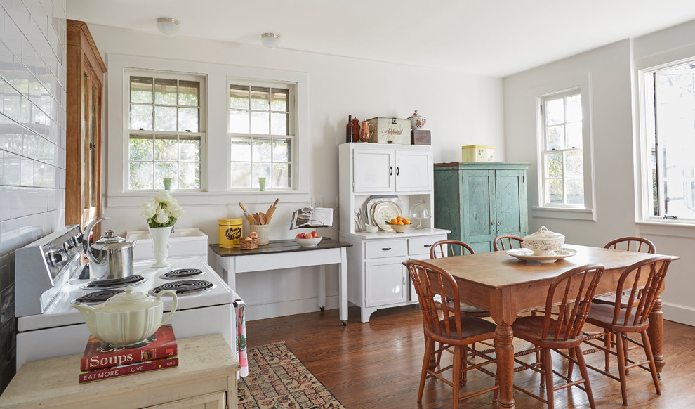 Imagen de cocina de estilo de casa de campo con fregadero sobremueble, armarios estilo shaker, puertas de armario blancas, electrodomésticos blancos y suelo de madera oscura