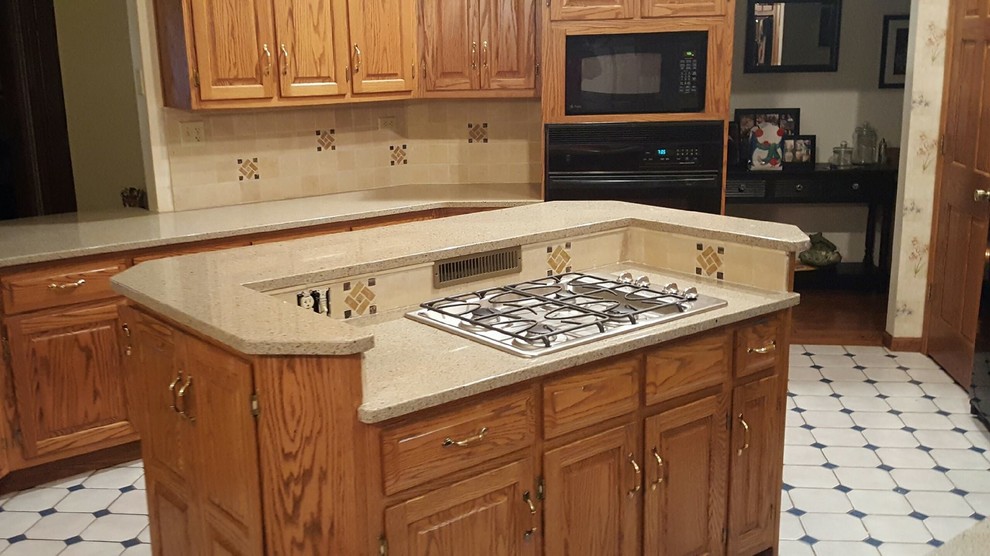 Hanstone "Serengiti" Farmhouse Kitchen Chicago by Ray's