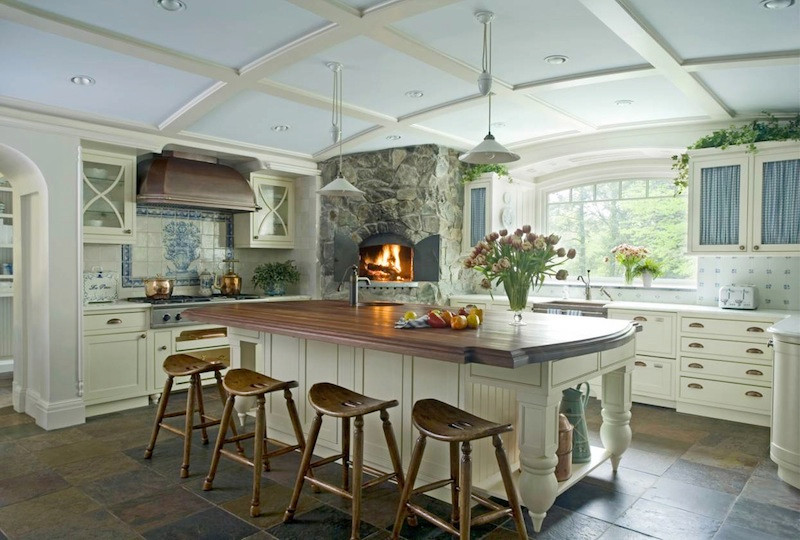 Foto på ett stort vintage vit kök, med en undermonterad diskho, luckor med profilerade fronter, vita skåp, träbänkskiva, vitt stänkskydd, stänkskydd i keramik, färgglada vitvaror, skiffergolv, en köksö och grönt golv