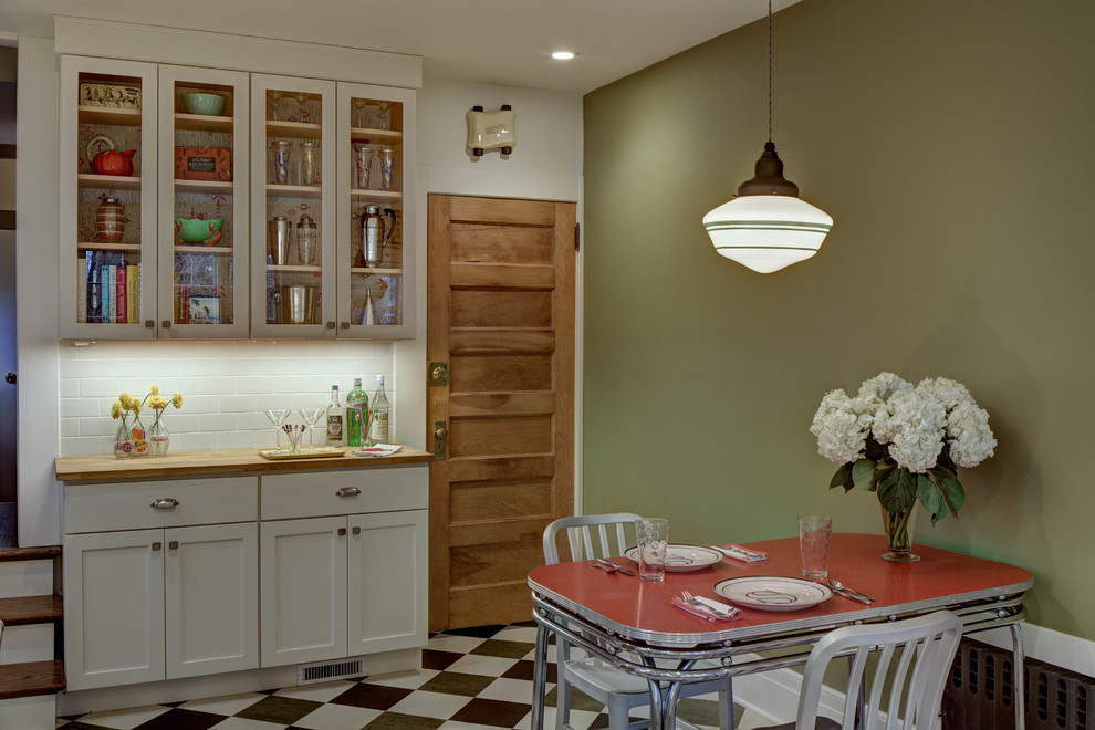 Bild på ett avskilt, mellanstort vintage l-kök, med en undermonterad diskho, skåp i shakerstil, vita skåp, träbänkskiva, vitt stänkskydd, stänkskydd i keramik, rostfria vitvaror och linoleumgolv