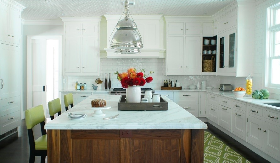Exempel på ett stort modernt kök, med skåp i shakerstil, vita skåp, marmorbänkskiva, vitt stänkskydd, stänkskydd i tunnelbanekakel, integrerade vitvaror, mörkt trägolv, en köksö och en undermonterad diskho