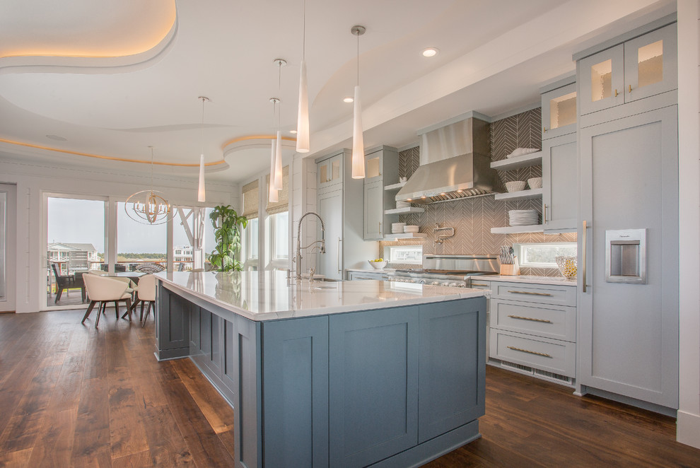 ウィルミントンにあるトランジショナルスタイルのおしゃれなキッチン (シェーカースタイル扉のキャビネット、パネルと同色の調理設備) の写真