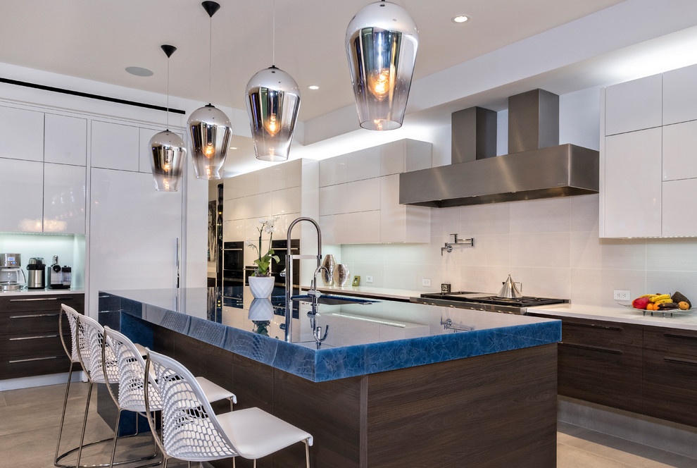 Große Moderne Küche mit weißen Schränken, Küchenrückwand in Weiß, beigem Boden, Unterbauwaschbecken, flächenbündigen Schrankfronten, Küchengeräten aus Edelstahl, Kücheninsel und blauer Arbeitsplatte in Sonstige