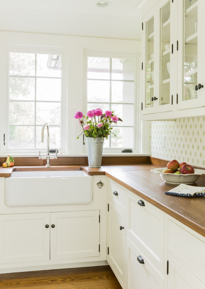 Esempio di una cucina costiera con lavello stile country, ante bianche, top in legno, pavimento in legno massello medio, pavimento marrone e top marrone
