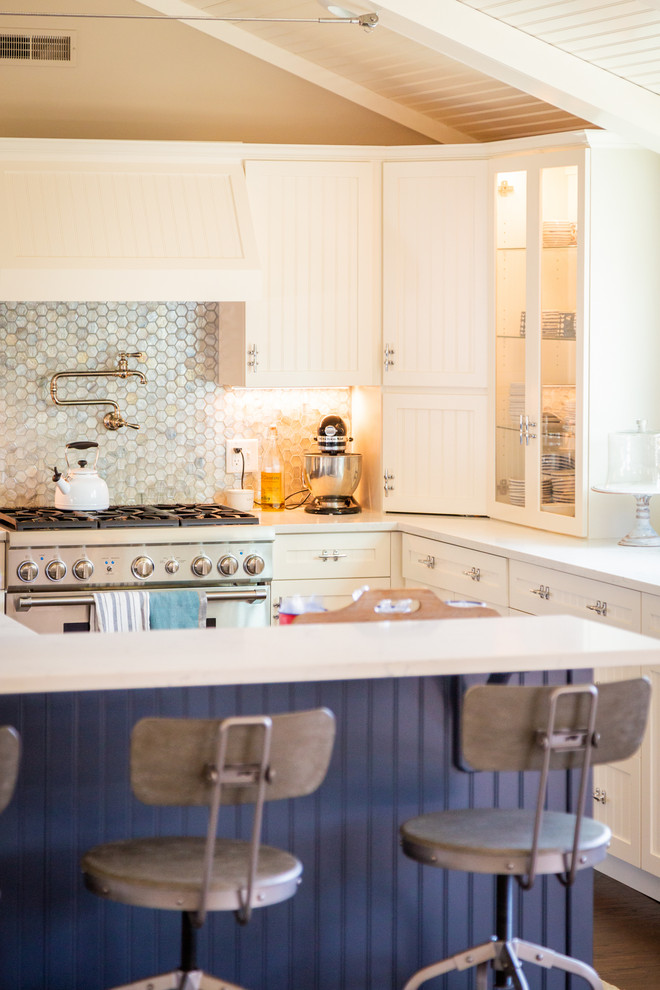 Inspiration för mellanstora moderna vitt kök, med en rustik diskho, luckor med infälld panel, vita skåp, träbänkskiva, grönt stänkskydd, stänkskydd i glaskakel, rostfria vitvaror, mellanmörkt trägolv, en köksö och brunt golv