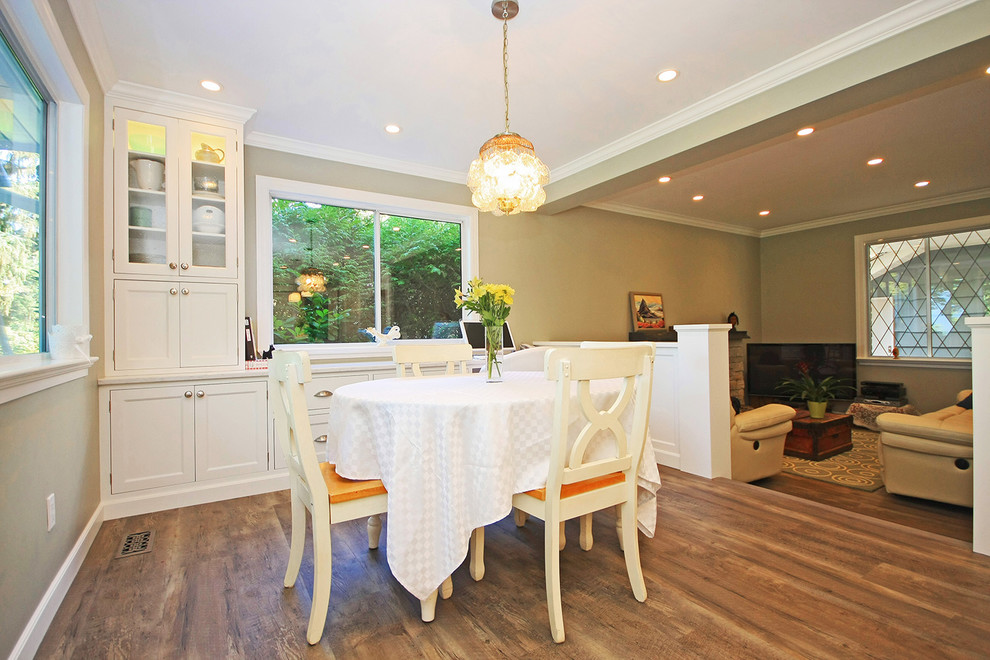 Mittelgroße Moderne Wohnküche mit braunem Holzboden in Vancouver