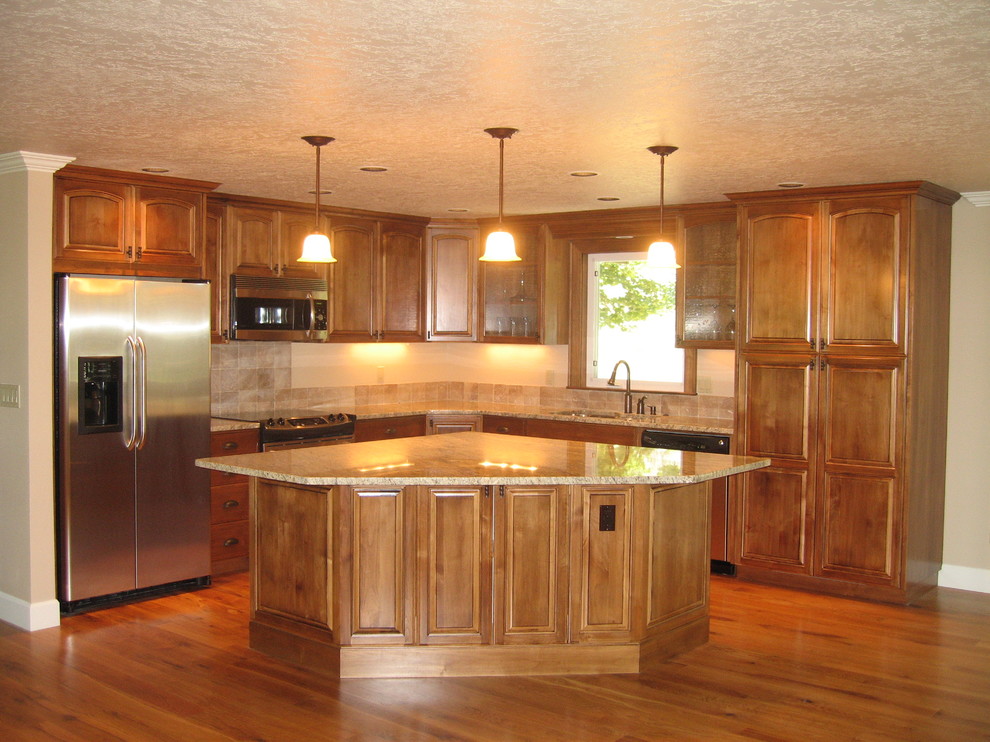 Idéer för att renovera ett mellanstort vintage kök, med en undermonterad diskho, luckor med upphöjd panel, skåp i mellenmörkt trä, granitbänkskiva, brunt stänkskydd, stänkskydd i stenkakel, rostfria vitvaror, mellanmörkt trägolv och en köksö
