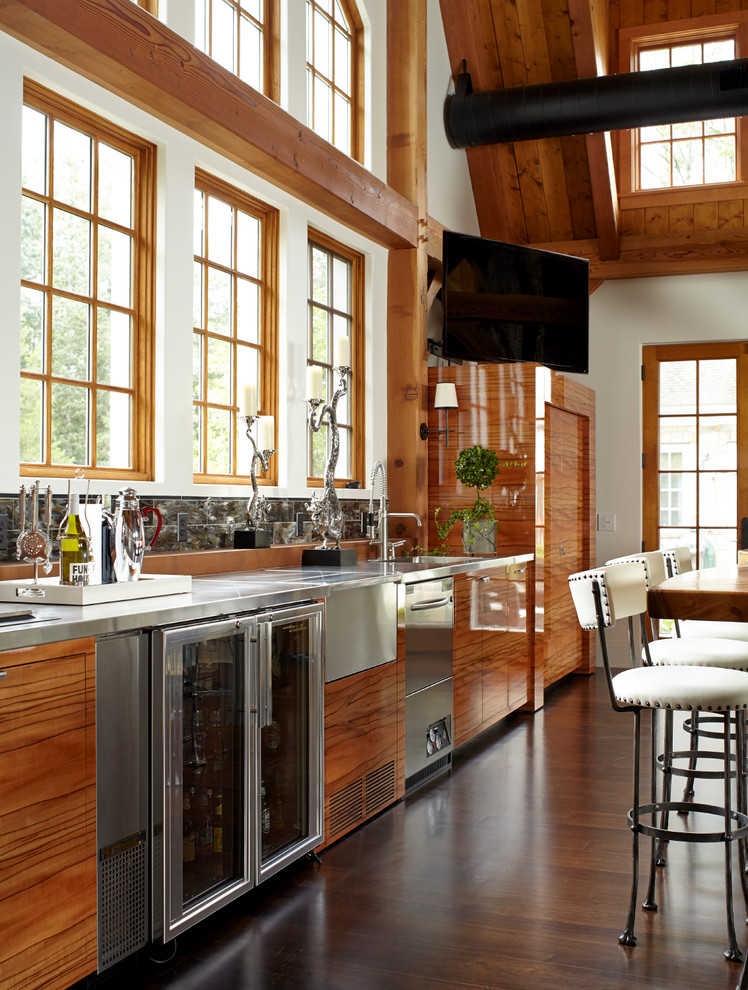 Imagen de cocina clásica renovada abierta con armarios con paneles lisos y puertas de armario de madera oscura