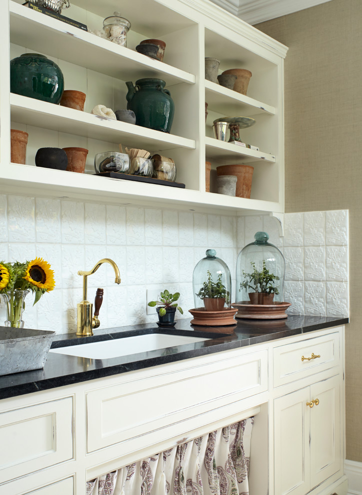 Klassische Küche mit Unterbauwaschbecken, offenen Schränken, weißen Schränken und Küchenrückwand in Weiß in New York