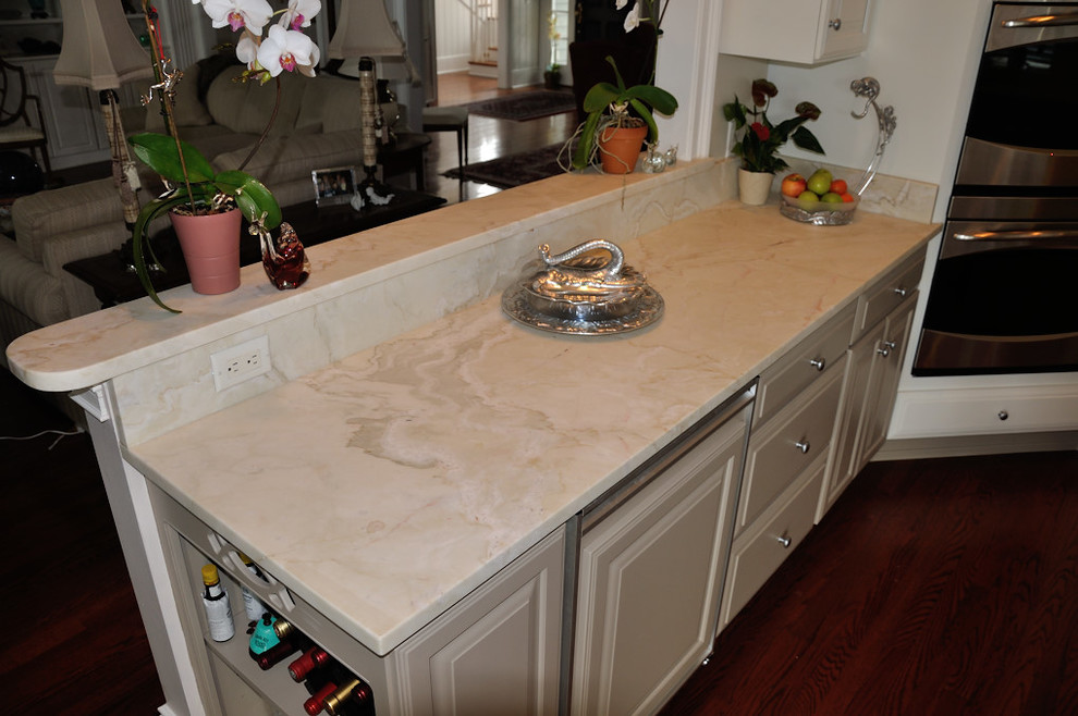 Immagine di un cucina con isola centrale minimal con lavello a doppia vasca, ante in stile shaker e top in quarzite