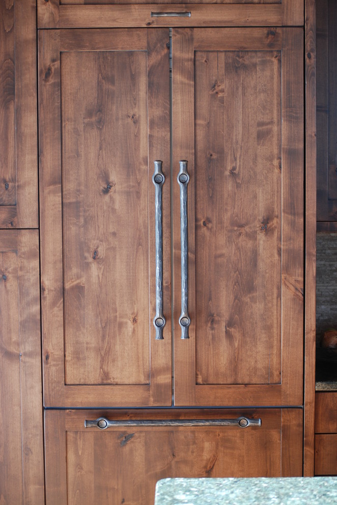 Cette photo montre une cuisine craftsman en bois foncé de taille moyenne avec un placard à porte shaker.
