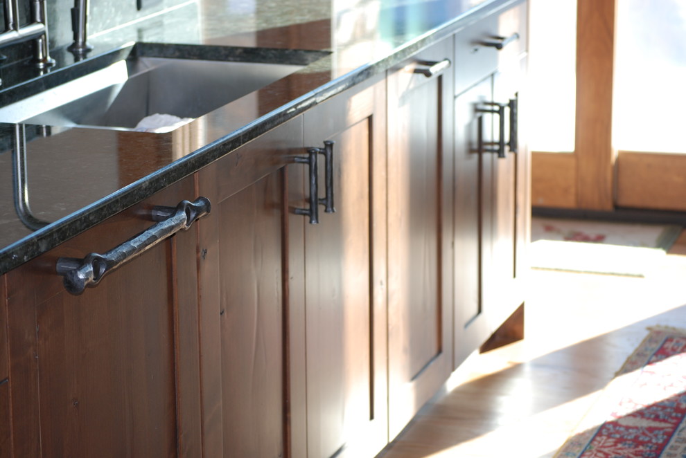 Ejemplo de cocina de estilo americano de tamaño medio con armarios estilo shaker, puertas de armario de madera en tonos medios y una isla