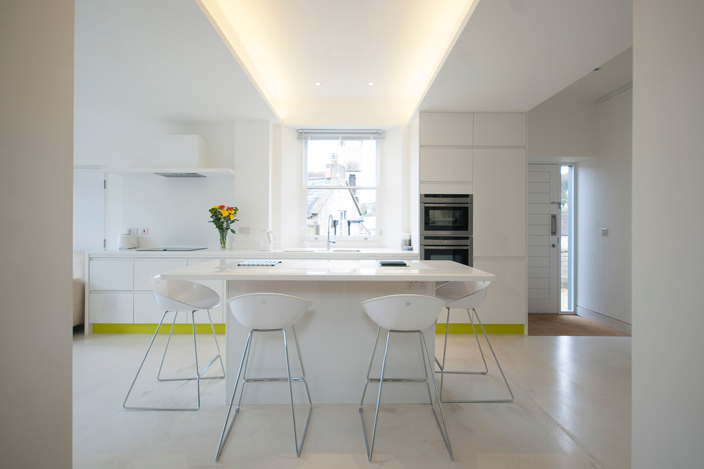 Zweizeilige Moderne Küche mit flächenbündigen Schrankfronten, weißen Schränken und Kücheninsel in Sonstige