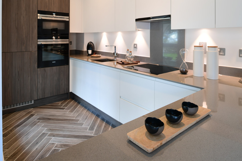 Cette image montre une cuisine design avec un sol en carrelage de porcelaine et un sol gris.