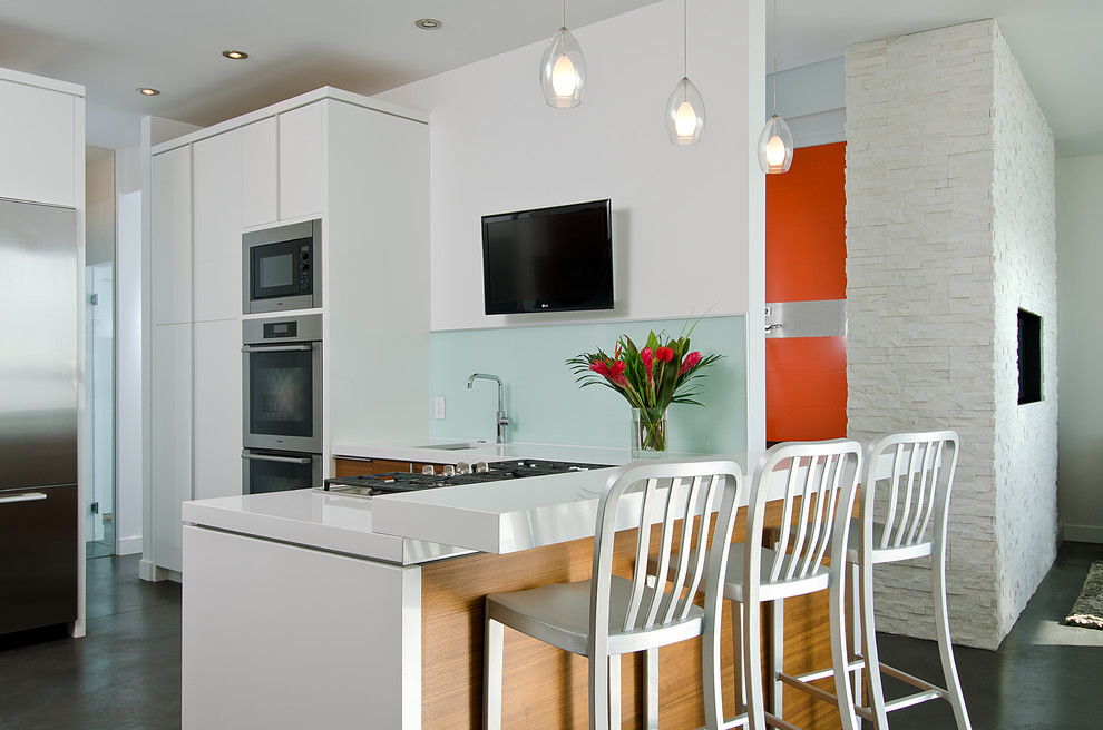Moderne Küche mit Unterbauwaschbecken, flächenbündigen Schrankfronten, weißen Schränken und Küchengeräten aus Edelstahl in Vancouver