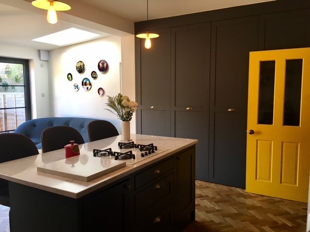 ロンドンにあるお手頃価格の小さなトラディショナルスタイルのおしゃれなキッチン (エプロンフロントシンク、インセット扉のキャビネット、青いキャビネット、珪岩カウンター、シルバーの調理設備、無垢フローリング、茶色い床) の写真
