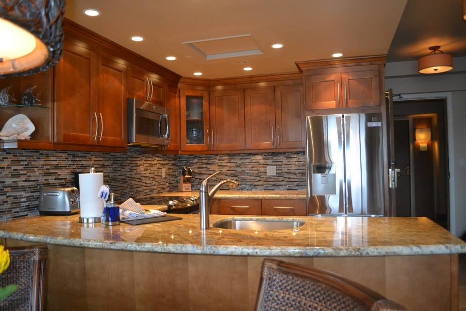Mid-sized ornate u-shaped open concept kitchen photo in Hawaii with an undermount sink, shaker cabinets, medium tone wood cabinets, granite countertops, multicolored backsplash, glass sheet backsplash, stainless steel appliances and an island