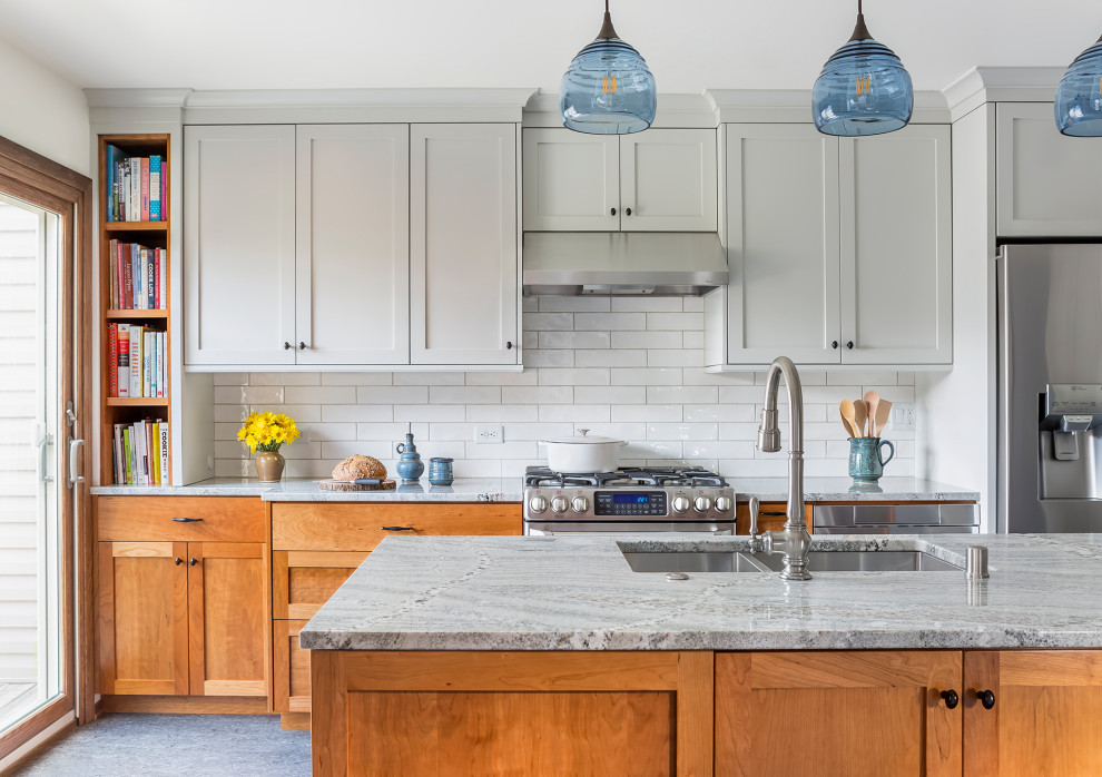 Bild på ett avskilt, mellanstort vintage grå grått l-kök, med en undermonterad diskho, skåp i shakerstil, blå skåp, granitbänkskiva, vitt stänkskydd, stänkskydd i keramik, rostfria vitvaror, linoleumgolv, en köksö och grått golv