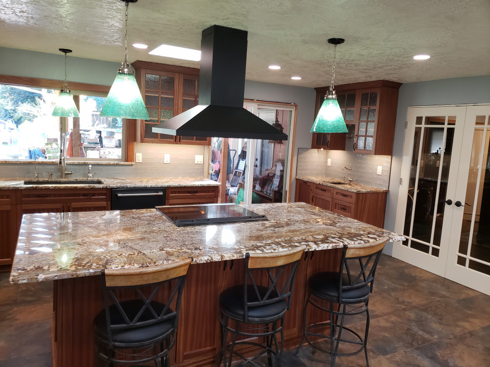 Foto på ett mellanstort amerikanskt brun kök, med en undermonterad diskho, skåp i shakerstil, skåp i mellenmörkt trä, granitbänkskiva, blått stänkskydd, stänkskydd i keramik, svarta vitvaror, vinylgolv, en köksö och flerfärgat golv