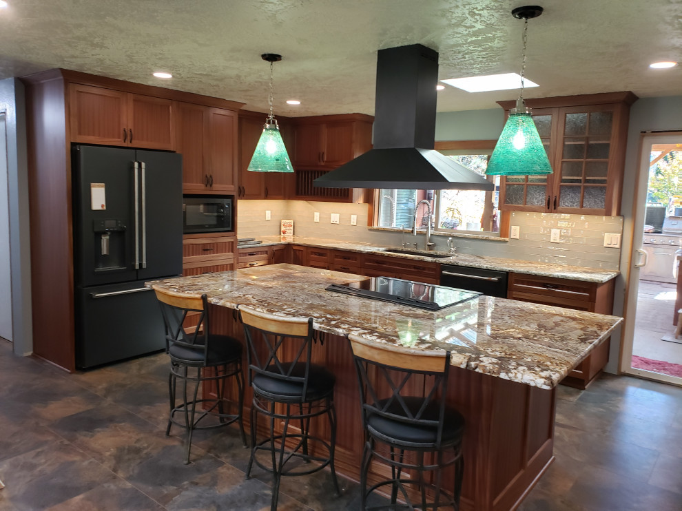 Inspiration för ett mellanstort amerikanskt brun brunt kök, med en undermonterad diskho, skåp i shakerstil, skåp i mellenmörkt trä, granitbänkskiva, blått stänkskydd, stänkskydd i keramik, svarta vitvaror, vinylgolv, en köksö och flerfärgat golv