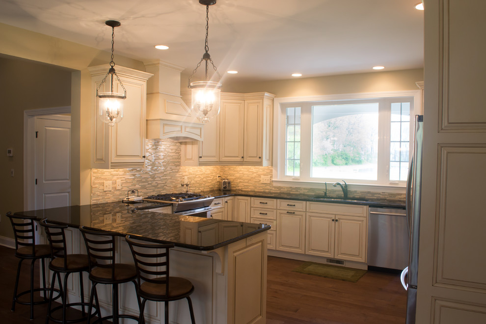 Mid-sized elegant kitchen photo in Wilmington