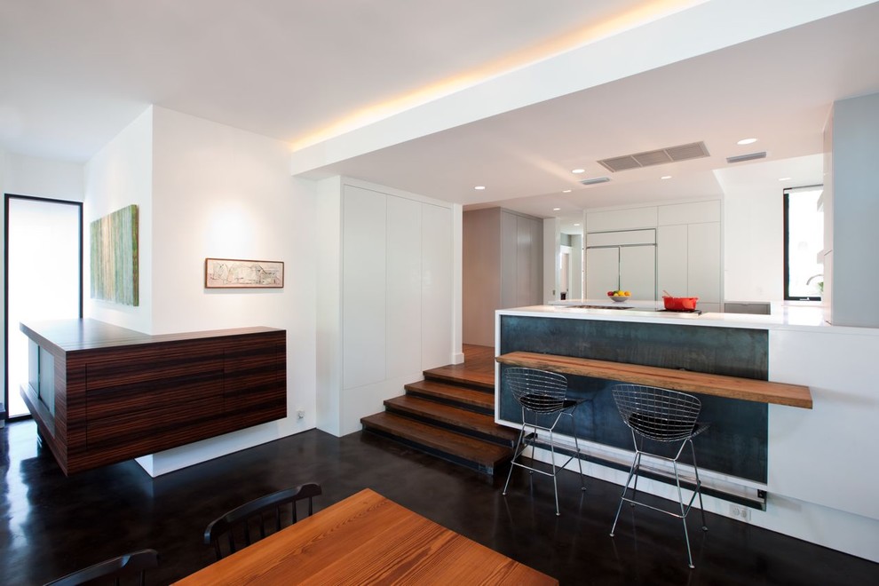 Esempio di una cucina abitabile minimalista con top in legno