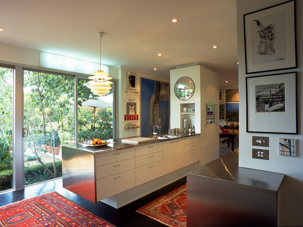 Zweizeilige, Mittelgroße Moderne Küche mit integriertem Waschbecken, flächenbündigen Schrankfronten, weißen Schränken, Edelstahl-Arbeitsplatte, Küchengeräten aus Edelstahl und Kücheninsel in Canberra - Queanbeyan