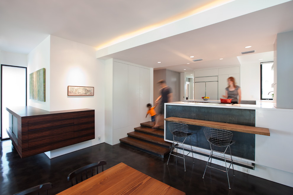 Стильный дизайн: кухня-гостиная в стиле модернизм с барной стойкой - последний тренд