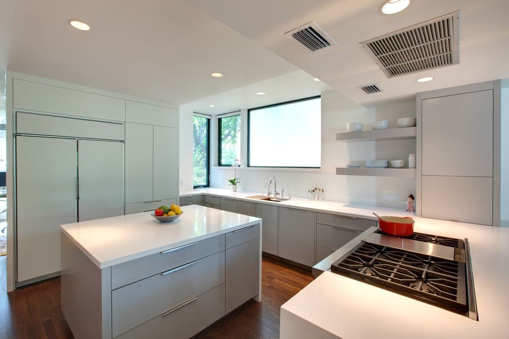 Exemple d'une cuisine encastrable et grise et blanche moderne en U avec un placard à porte plane et des portes de placard grises.