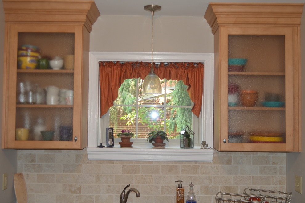 Foto på ett avskilt, litet vintage linjärt kök, med en enkel diskho, skåp i shakerstil, skåp i ljust trä, granitbänkskiva, beige stänkskydd, stänkskydd i tunnelbanekakel, rostfria vitvaror och korkgolv