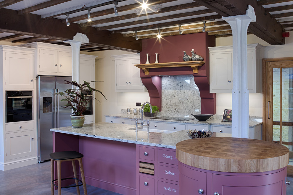 Foto di una cucina classica di medie dimensioni con lavello stile country, ante in stile shaker, ante bianche e top in granito