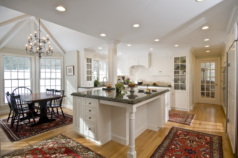 Esempio di una cucina abitabile classica con ante con bugna sagomata, ante bianche e paraspruzzi bianco