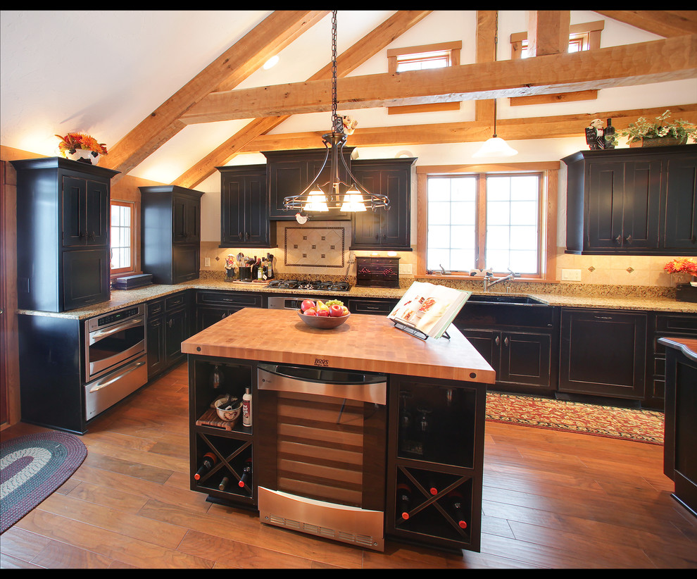 Ejemplo de cocina de estilo de casa de campo con armarios con paneles empotrados y puertas de armario con efecto envejecido
