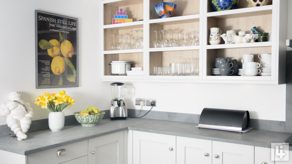 Esempio di una grande cucina contemporanea con lavello sottopiano, ante in stile shaker, ante blu, top in quarzite, paraspruzzi grigio, pavimento grigio e top grigio
