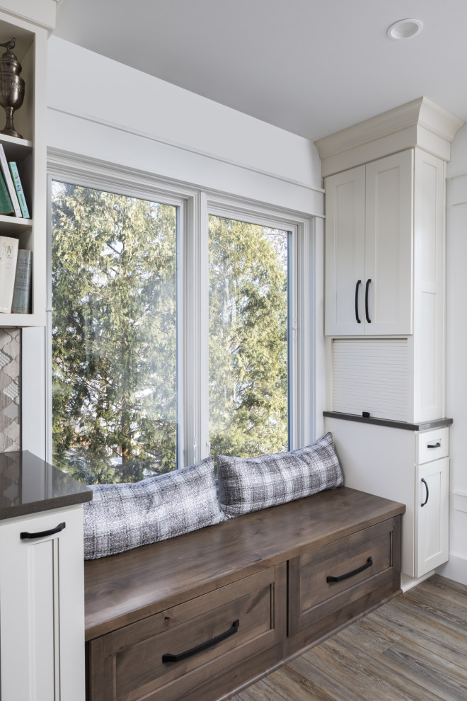 Inredning av ett klassiskt mellanstort vit vitt kök, med en rustik diskho, luckor med infälld panel, skåp i ljust trä, granitbänkskiva, flerfärgad stänkskydd, stänkskydd i glaskakel, rostfria vitvaror, vinylgolv, en köksö och grått golv