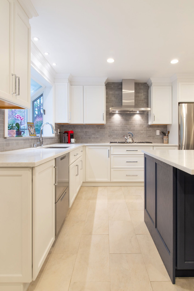 Exempel på ett mellanstort klassiskt vit vitt kök, med en undermonterad diskho, släta luckor, vita skåp, bänkskiva i kvarts, grått stänkskydd, stänkskydd i cementkakel, rostfria vitvaror, klinkergolv i porslin, en köksö och beiget golv